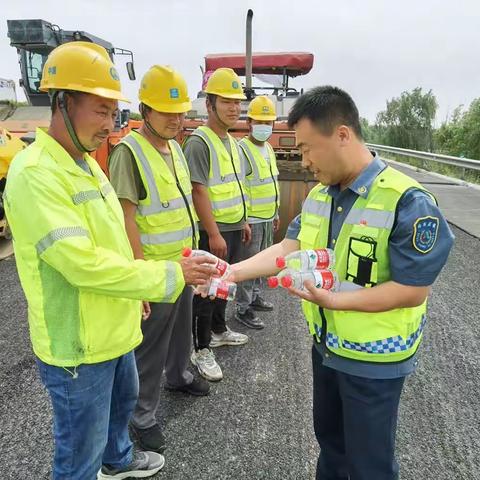 山东高速青岛发展有限公司沈海高速莱西养护路管中心（青年文明号）用一份爱心，送一份清凉