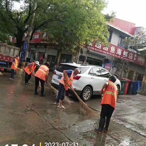 强降雨过后，县城管局迅速行动，组织人员、机械对城区街道进行冲洗，打造整洁城区环境