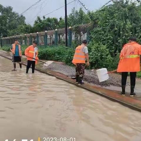 记暴风雨中坚守岗位的环卫工