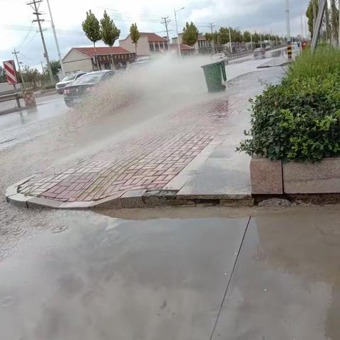 公路下雨有积水，网格上报来疏通