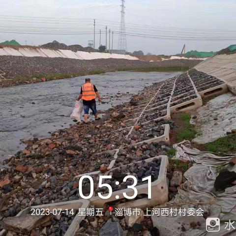 头顶骄阳战酷暑 挥汗如雨显担当