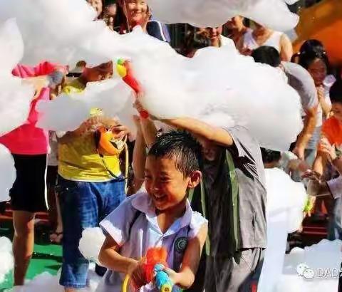 小博士幼儿园——泡沫之夏狂欢活动邀请函