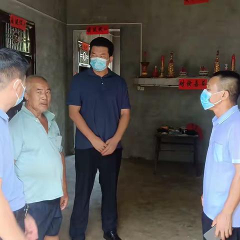 在镇政府纪委林书记的带领下，入户走访王文成家，