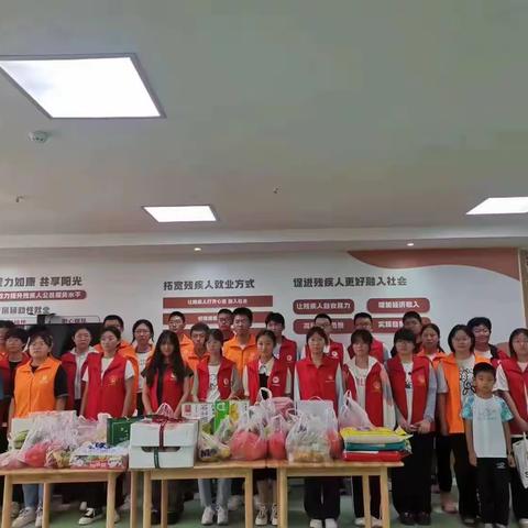 阳光公益协会……送温暖，献爱心，走进特殊学校实践活动