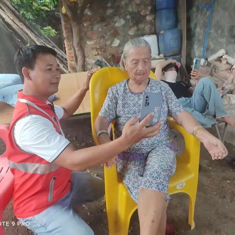 入户帮助老人做人脸识别