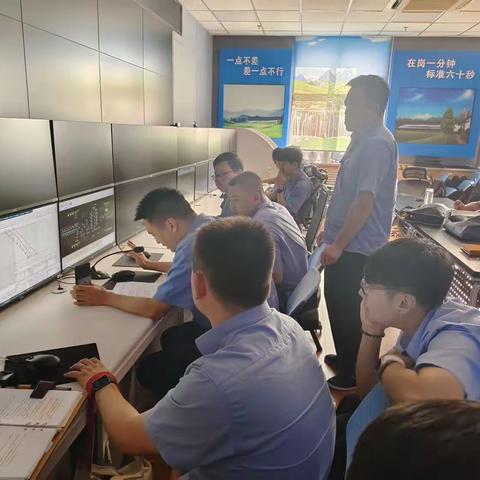 行车室对机务系统新职学员进行培训
