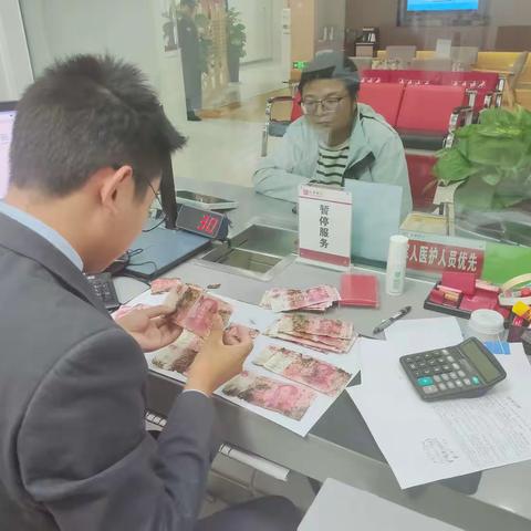 金融“有温度” 服务“零距离”长安银行宁强县支行为客户耐心兑换残损币