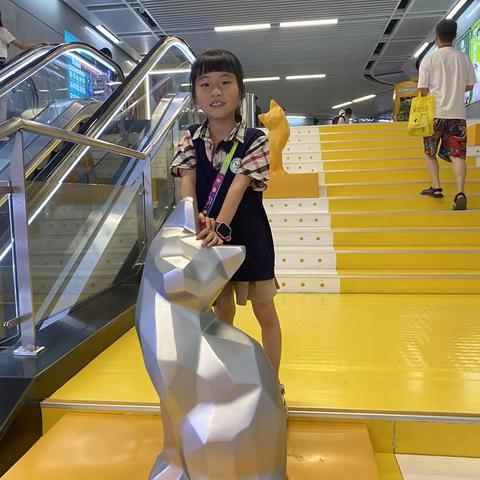 暑假，凑个热闹，挤一趟人海，出发！土官小学二年级二班苏靖雅