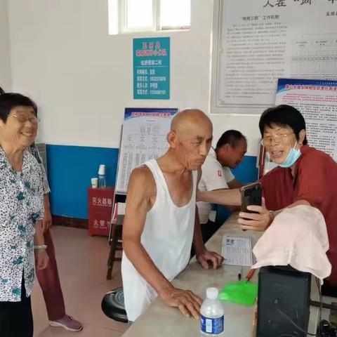 【双争有我，邻里守望】虹桥镇珠二村助力村内老人完成医保认证工作