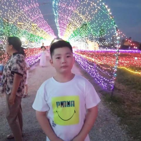 大家好！我是池阳小学四年级一班张睿琦，我正在参加池阳小学“微旅行”活动之红河谷和泾河花海