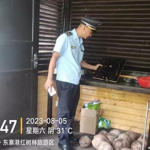 演丰镇对红树林景区小商贩使用燃气不规范情况立行立改