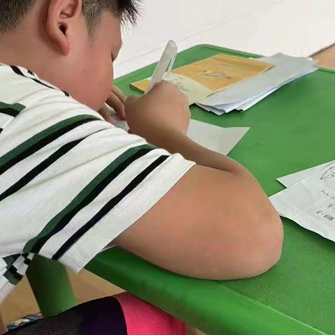 辅导小学生 襄阳职业技术学院 师范学院 特殊教育学院 小教2111班 刘诗雨