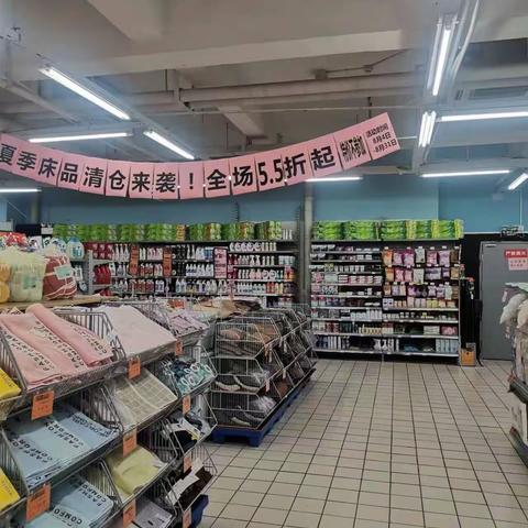 利川店百货应季商品陈列