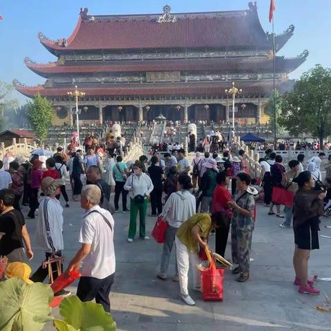 炎炎夏日送清凉 丝丝关怀沁人心——汝南农商银行开展“为寺院游客送清凉”活动