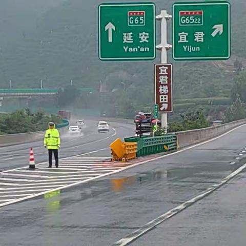 暴雨来袭，警徽闪耀，风在，雨在，我们在！