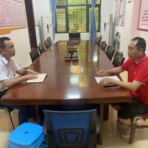 交接好新旧工作队的工作    安排好接力棒的衔接