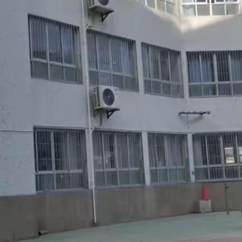 《大学生回访母校》学前教育22022