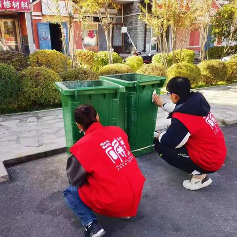 环境卫生服务中心开展粘贴垃圾分类标识活动