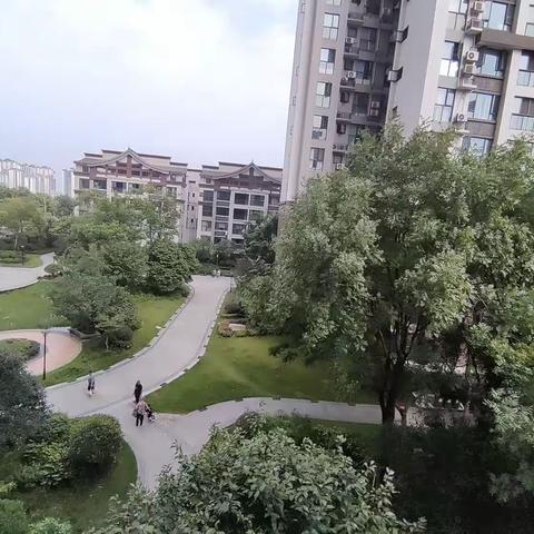 🌟🌟🌟东岸雅苑，精装4/2/2，最美横厅，两梯3户，产权105实际130，价格64.8万，带产权车位，老证不包☎：599