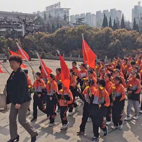 纪念洛阳解放75周年——洛阳市状元红初级中学师生到烈士陵园开展祭奠革命先烈活动