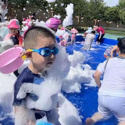 恒大翡翠龙庭幼儿园——                              【泡沫之夏 邀请函