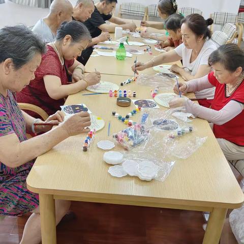 余华岭社区佰穗养老中心开展益智小制作，刨意大世界手工课