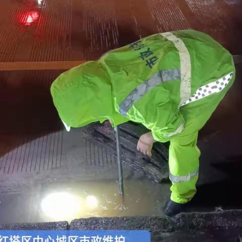 城管紧急防汛  应对极端天气