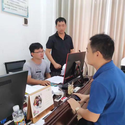 [琼山基层治理]——云龙镇到云阁村委会指导政务服务工作