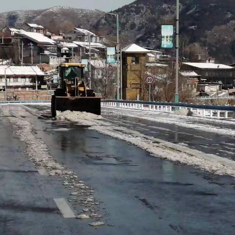 万泉湖村铲雪除冰，情暖寒冬