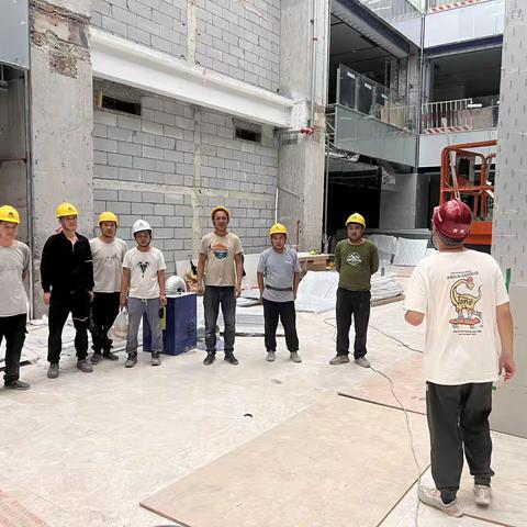 值班人员张嘉龙，张博文，北门、西门保安在岗，B座首层西大堂加班，东门加班倒钢筋，生活区一些正常。