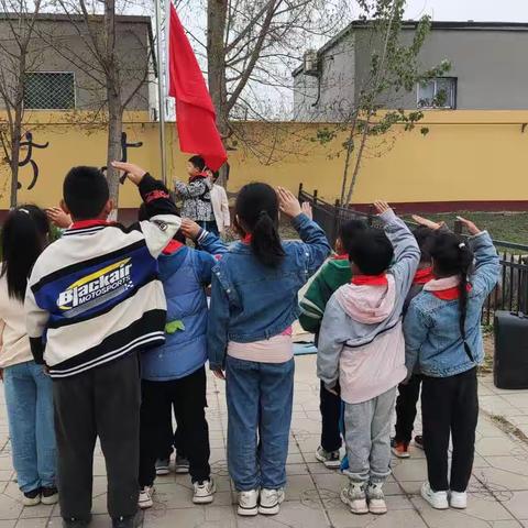 清明祭英烈  鲜花寄哀思--程油子乡南二合小学清明节活动