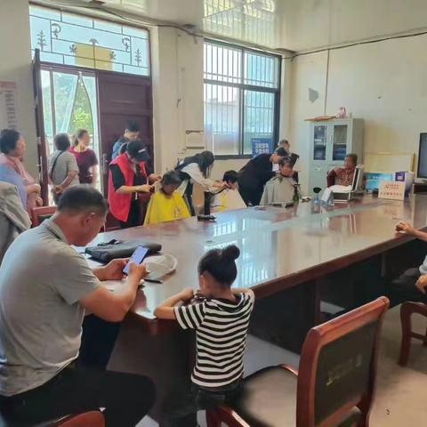 后河镇凌河寺村免费为村民理发公益活动!