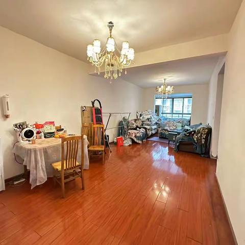 ⭐️🔑独家，49.8万加州国际2-2-1，产权86，带入户花园，中装，中低楼层，出门地铁口，万达广场。可改3房。v61234