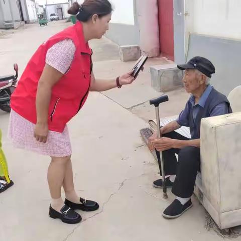 【呼宜办•帮办代办】金河镇东达赖营村帮办代办工作人员为高龄老人提供资格认证服务