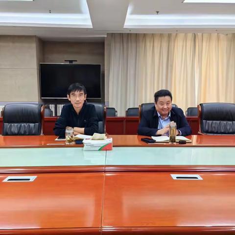 12月5日下午，区政协主席单翔、副区长王军华召开城镇化重点工作推进会议。