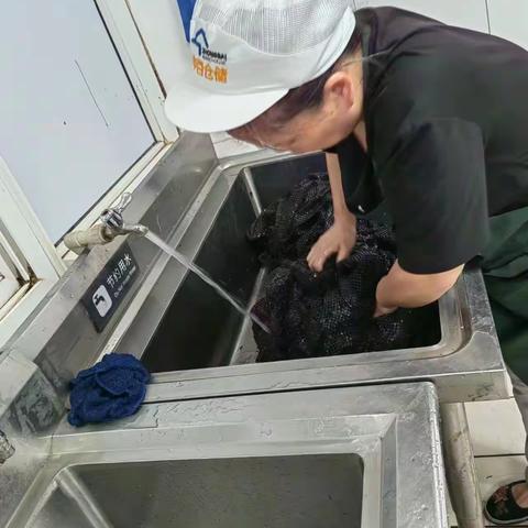 文化宫店9月14日生鲜盘点前清洁卫生图片
