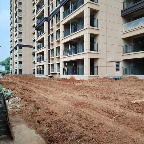 今日吉鸿花园小区打卡：整体效果感觉非常好，房子已经全部建好，外墙设计也很漂亮，空气很好，只差绿化