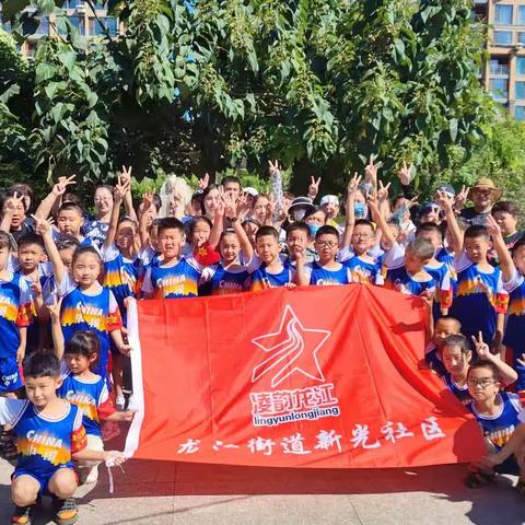 吉庆小学二年三班“小小雷锋志愿者”社区公益活动纪实