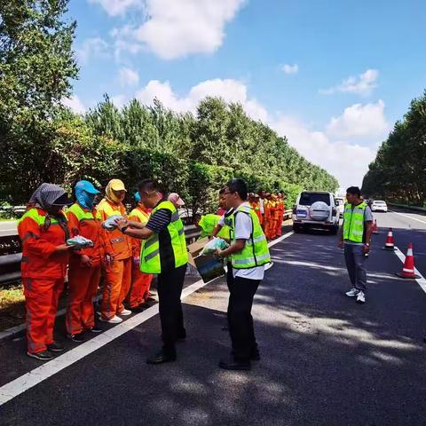 慰问一线员工送清凉暖人心