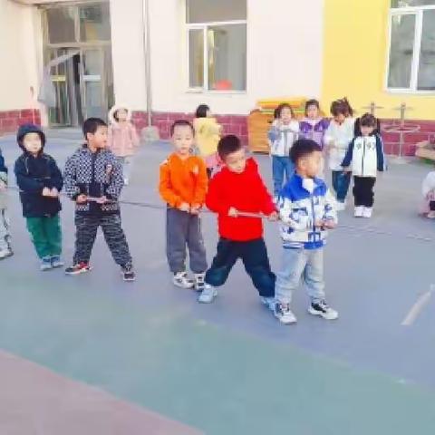 新仓（原奥翔春天）幼儿园秋季趣味活动---拔河