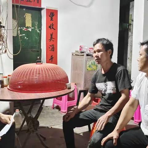 东河中学李华校长走访慰问收入下降户