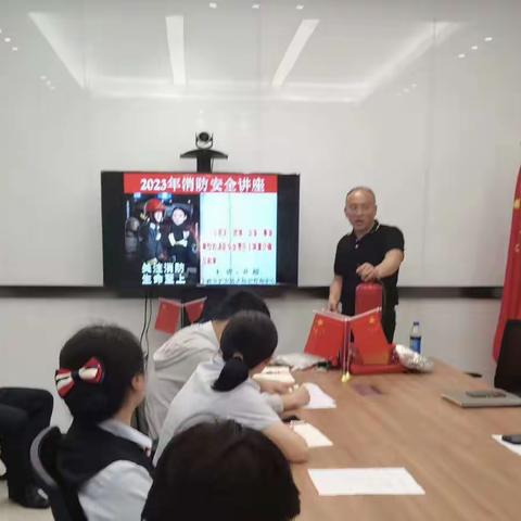 徽商银行宁波江北支行开展下半年消防安全培训及逃生演练