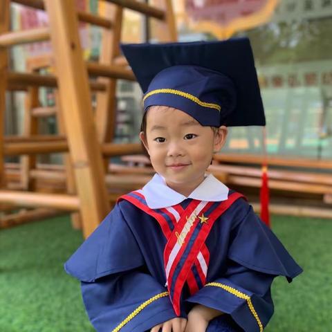 大家好！我是嘻宝，今天我从小白象儿童成长中心毕业啦🎓