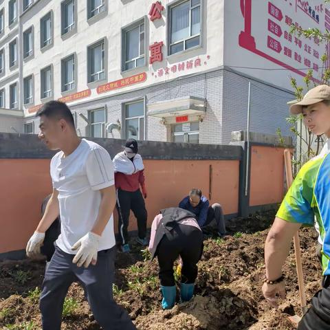 大椅山中学美化校园环境