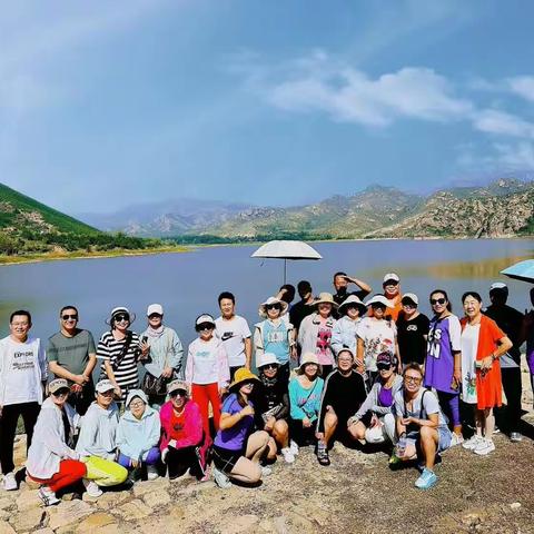 游山玩水，吃喝玩乐