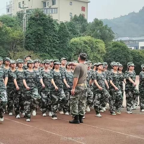 军训正当时，青春洒汗水（C2303）