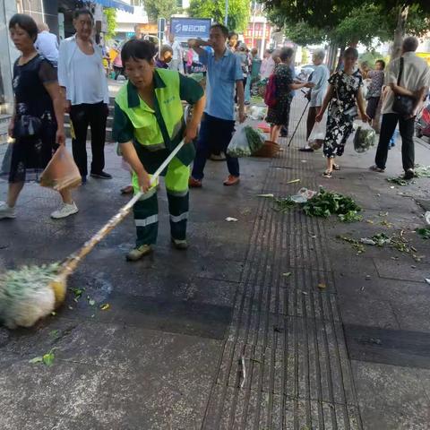 烈日炎炎送清凉 丝丝关爱沁心脾