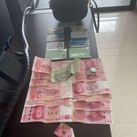 高速暖心事：拾金不昧，品德高尚。