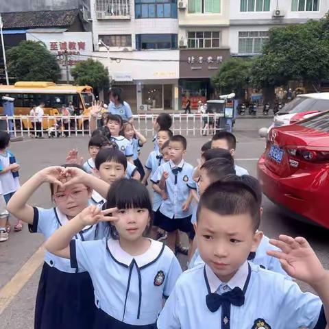 柯贝洣幼儿园大班参观东北街小学