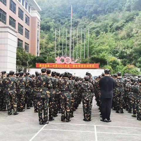 挥洒汗水，不负青春——军训美篇